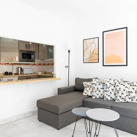 Апартаменты Wintowinrentals Quiet Apartment, Good Location, Free Parking *